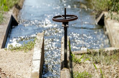 Canal de agua con compuerta de corte 